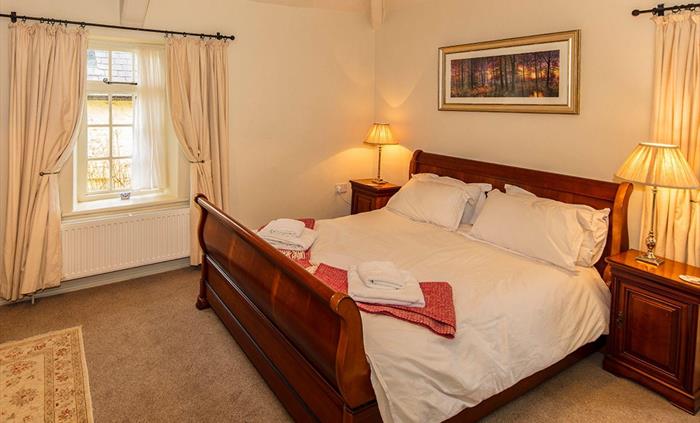 Coachman's Cottage Sleigh Bed